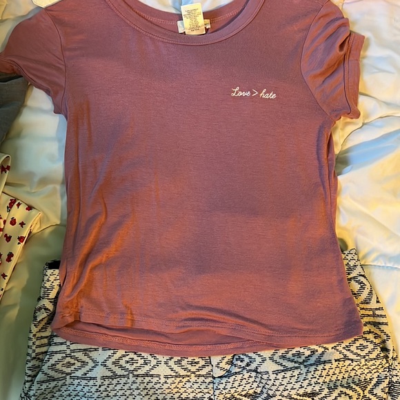 Love is greater than hate T shirt - Picture 2 of 3